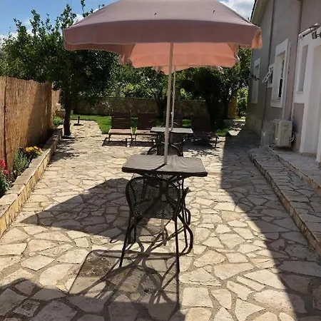 شقة Petros Kondoyenádha
